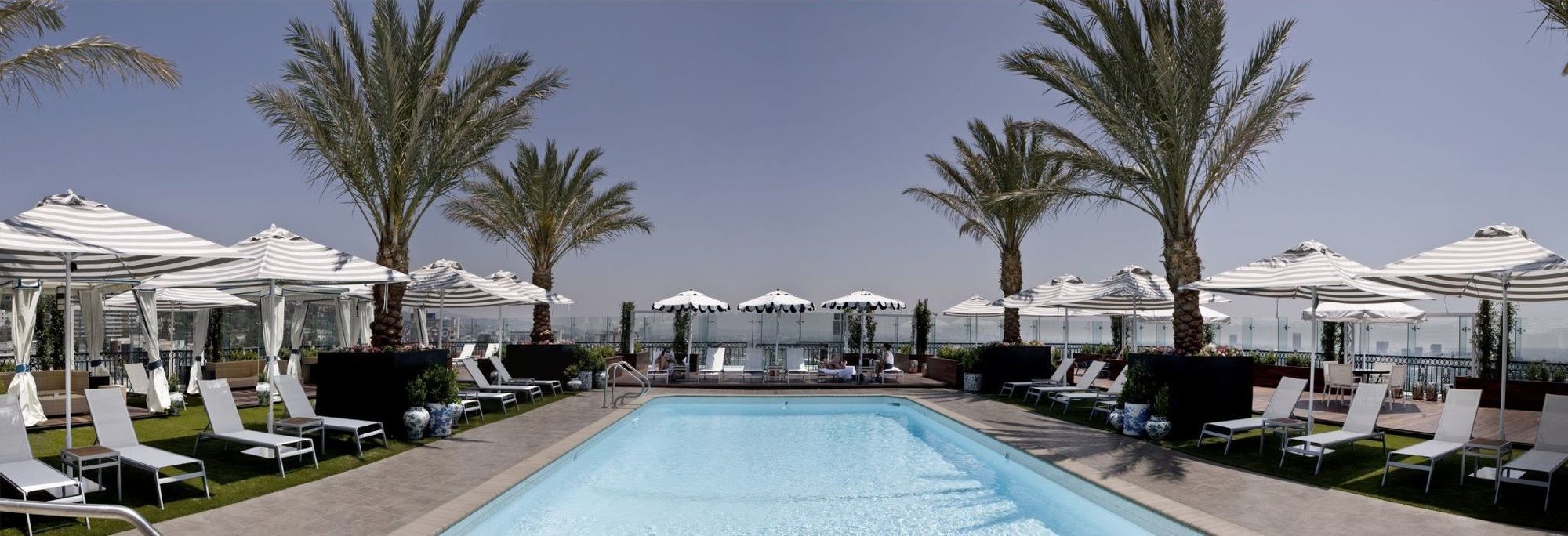 The London West Hollywood At Beverly Hills Exteriör bild The rooftop pool at the Standard