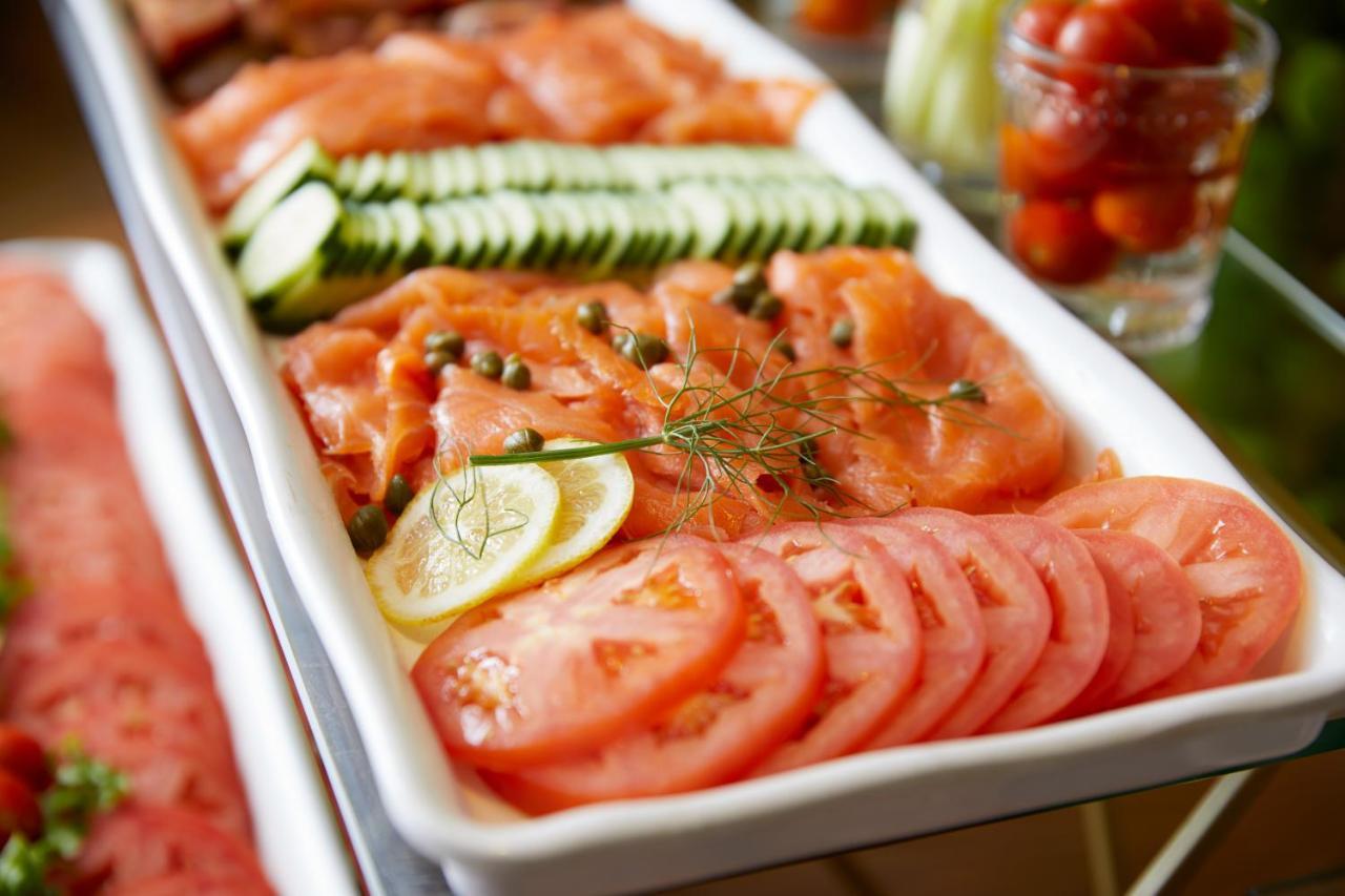 The London West Hollywood At Beverly Hills Exteriör bild Salmon and cucumber