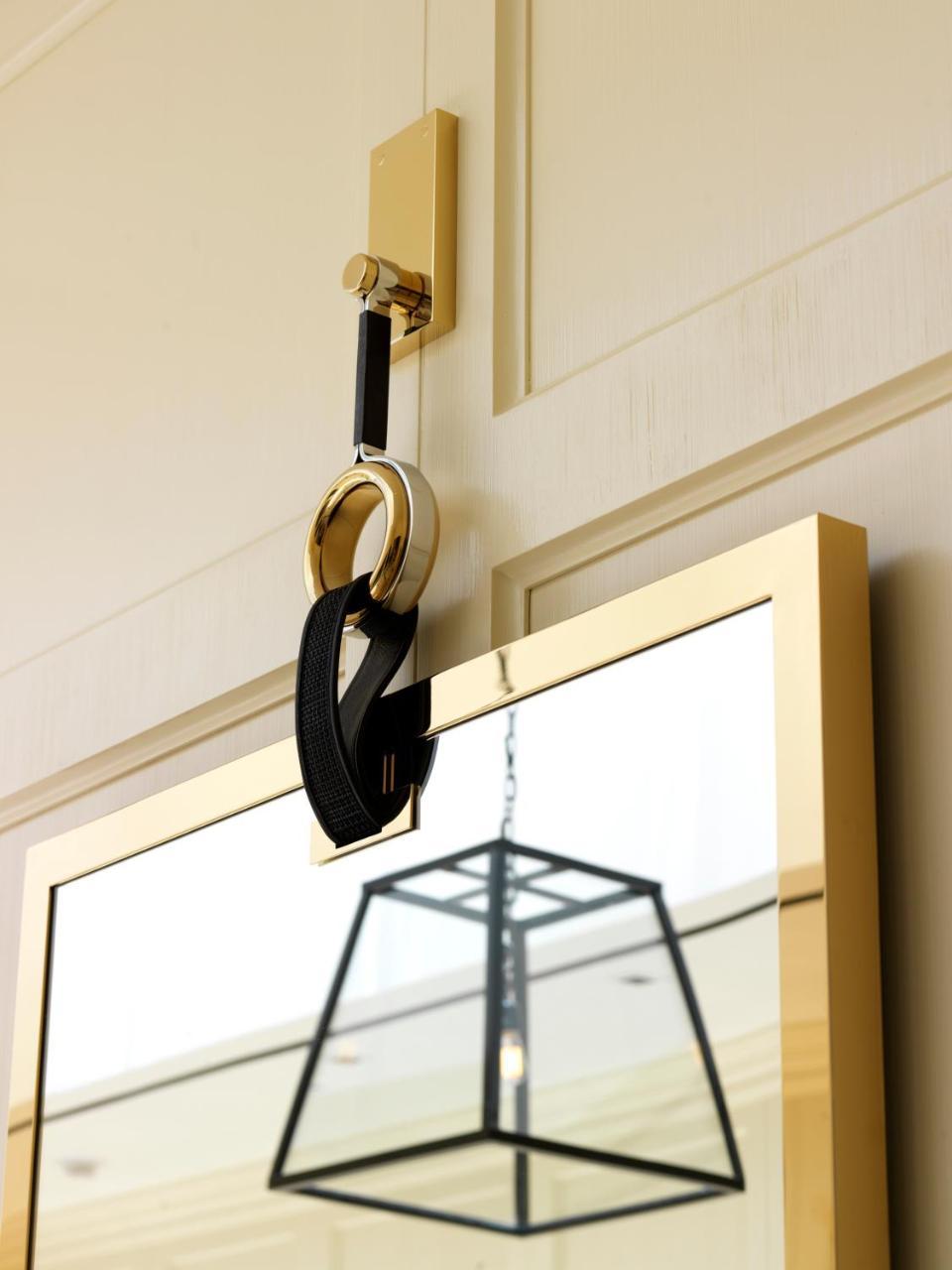 The London West Hollywood At Beverly Hills Exteriör bild A modern wall-mounted mirror