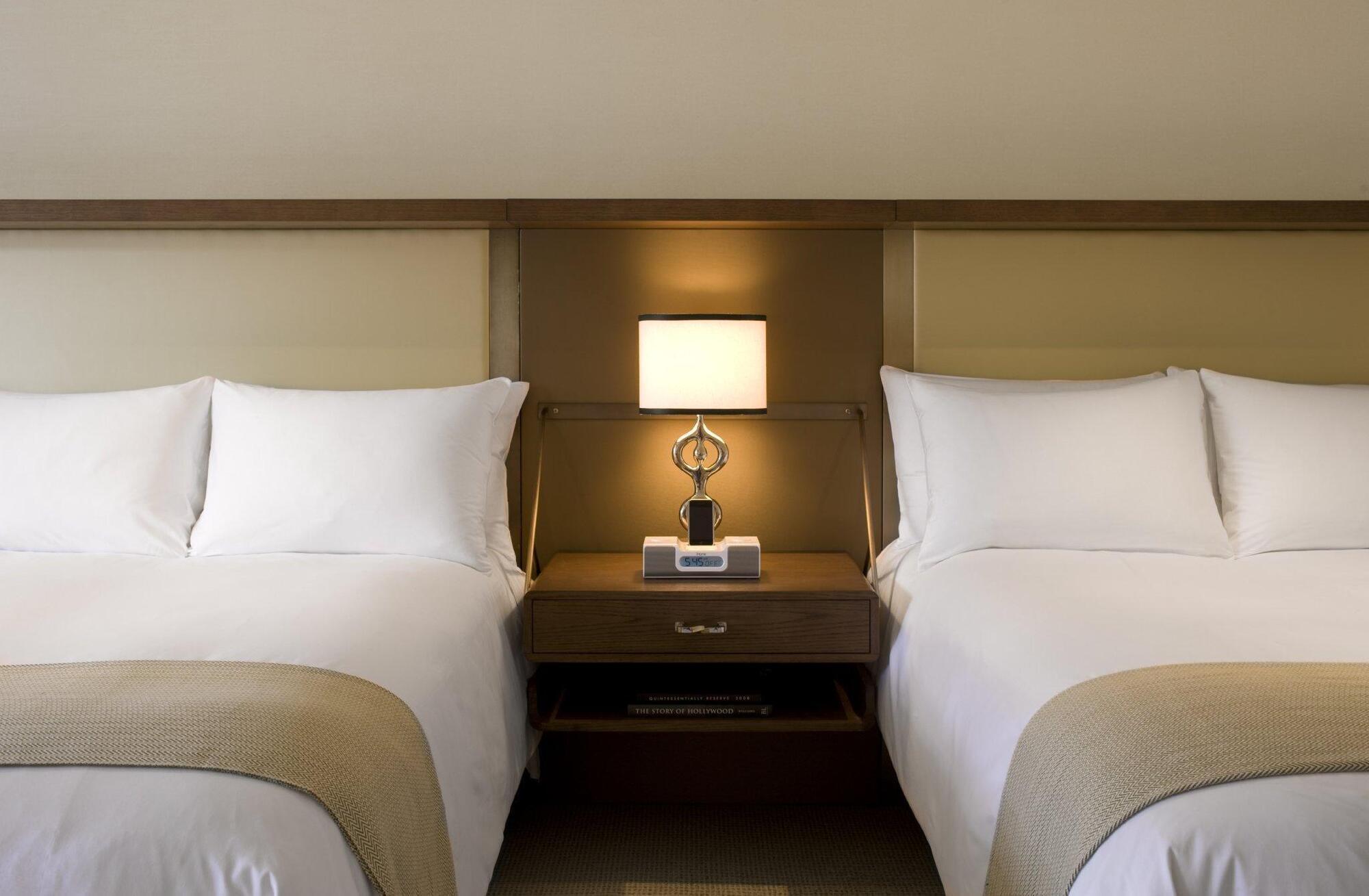 The London West Hollywood At Beverly Hills Exteriör bild A guest room at the Four Seasons Hotel